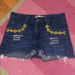 Flower and distressed Levi’s jean shorts